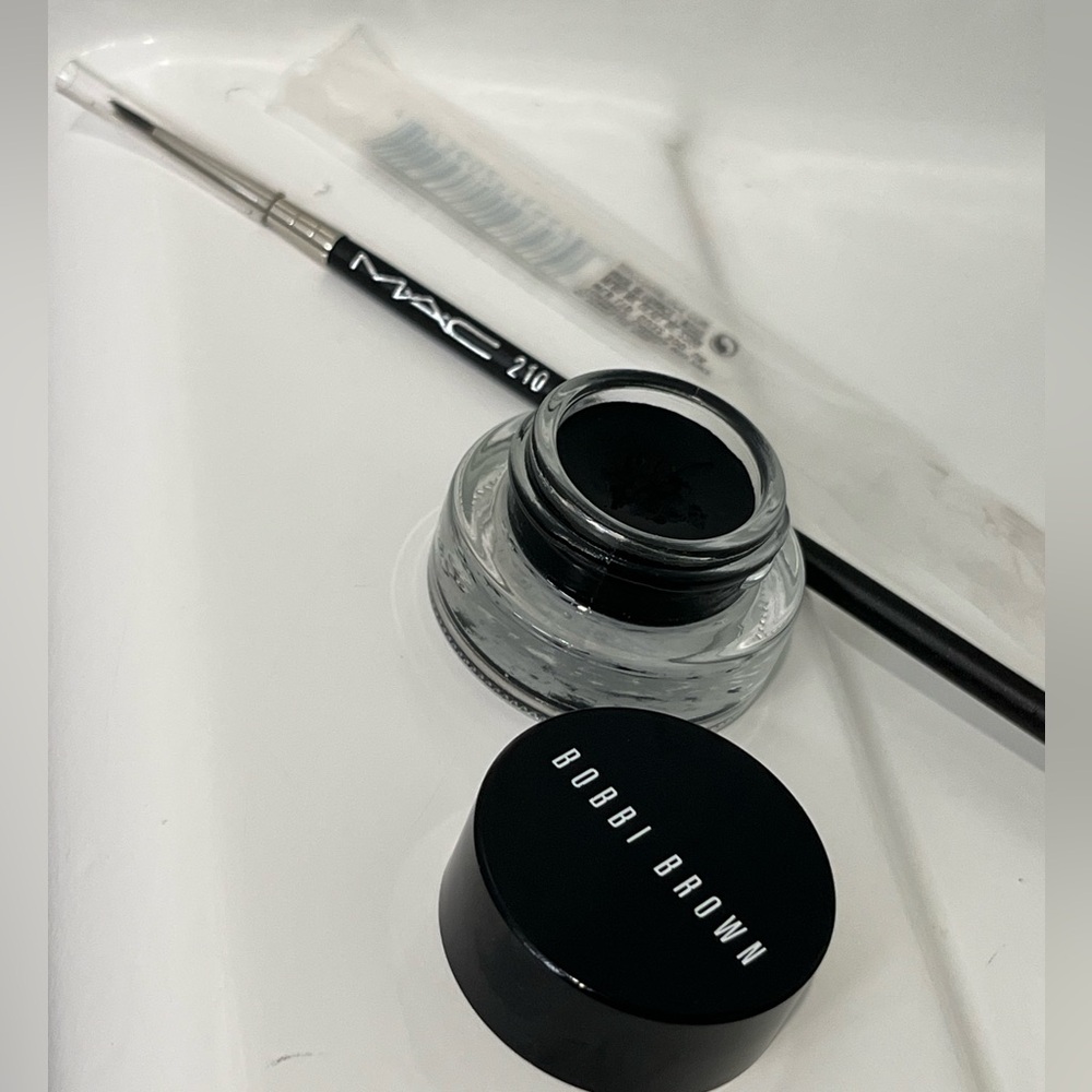 Bobbi Brown set of cosmetics
